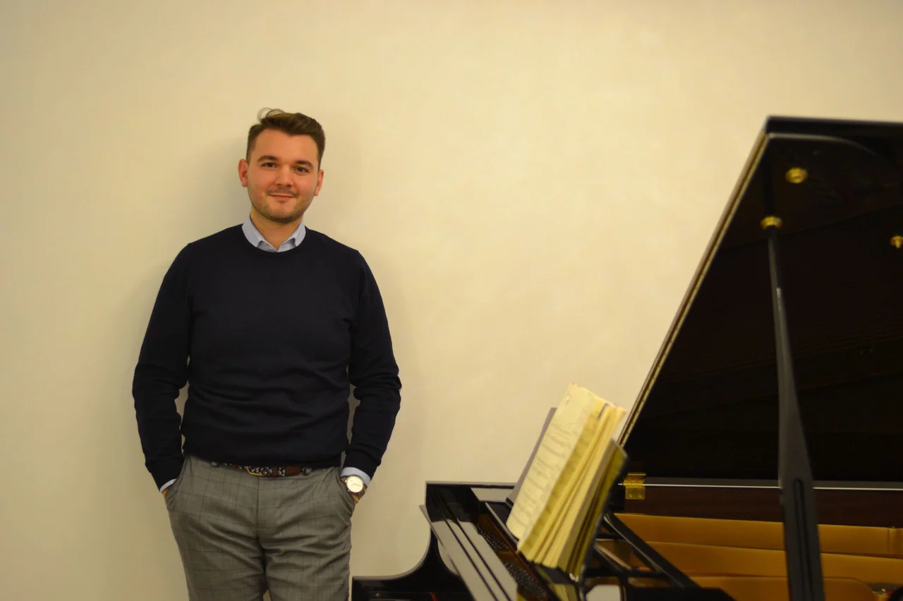 Specializat în Italiană, Pian, Canto, Teorie Muzicală - Vlad Alexandru Robu